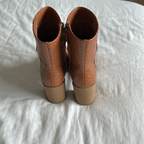 Universal Thread Booties - Picture 4 of 5